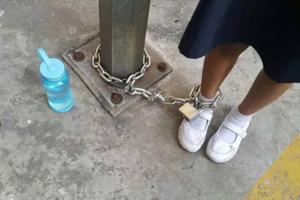 Insane Mom Chains Daughter, 8, to Lamp Post Only for Child's Play Insane Mom Chains Daughter, 8, to Lamp Post Only for Child's Play