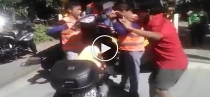 Galit na galit! Pinoy motorcycle riders’ fight with towing crew in subdivision caught on video