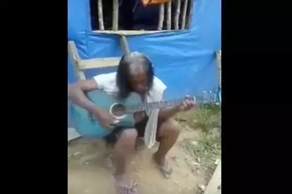 Netizens spotted a homeless singer who literally made everyone crying. Credits: Youtube Netizens spotted a homeless singer who literally made everyone crying. Credits: Youtube