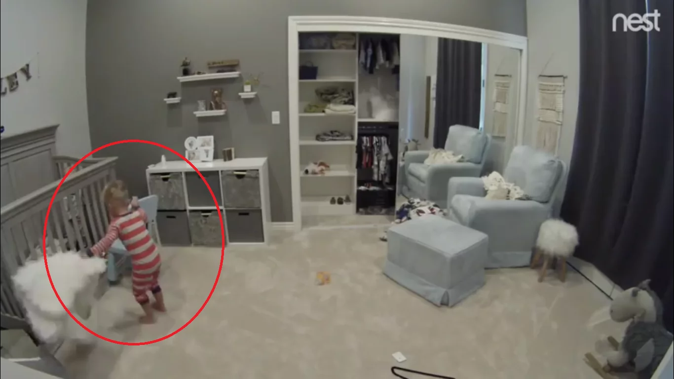 Mom puts younger brother into his crib to sleep. Look how his older brother helped him escape so they could continue playing Mom puts younger brother into his crib to sleep. Look how his older brother helped him escape so they could continue playing