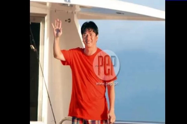 Willie Revillame sports in orange T-shirt, photo by PEP. Willie Revillame sports in orange T-shirt, photo by PEP.