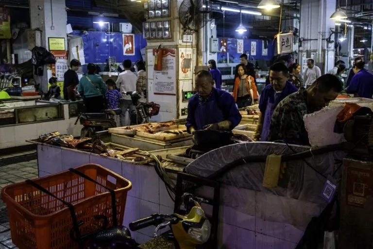 Piața de pește și fructe de mare în orașul Wuhan, provincia Hubei din China