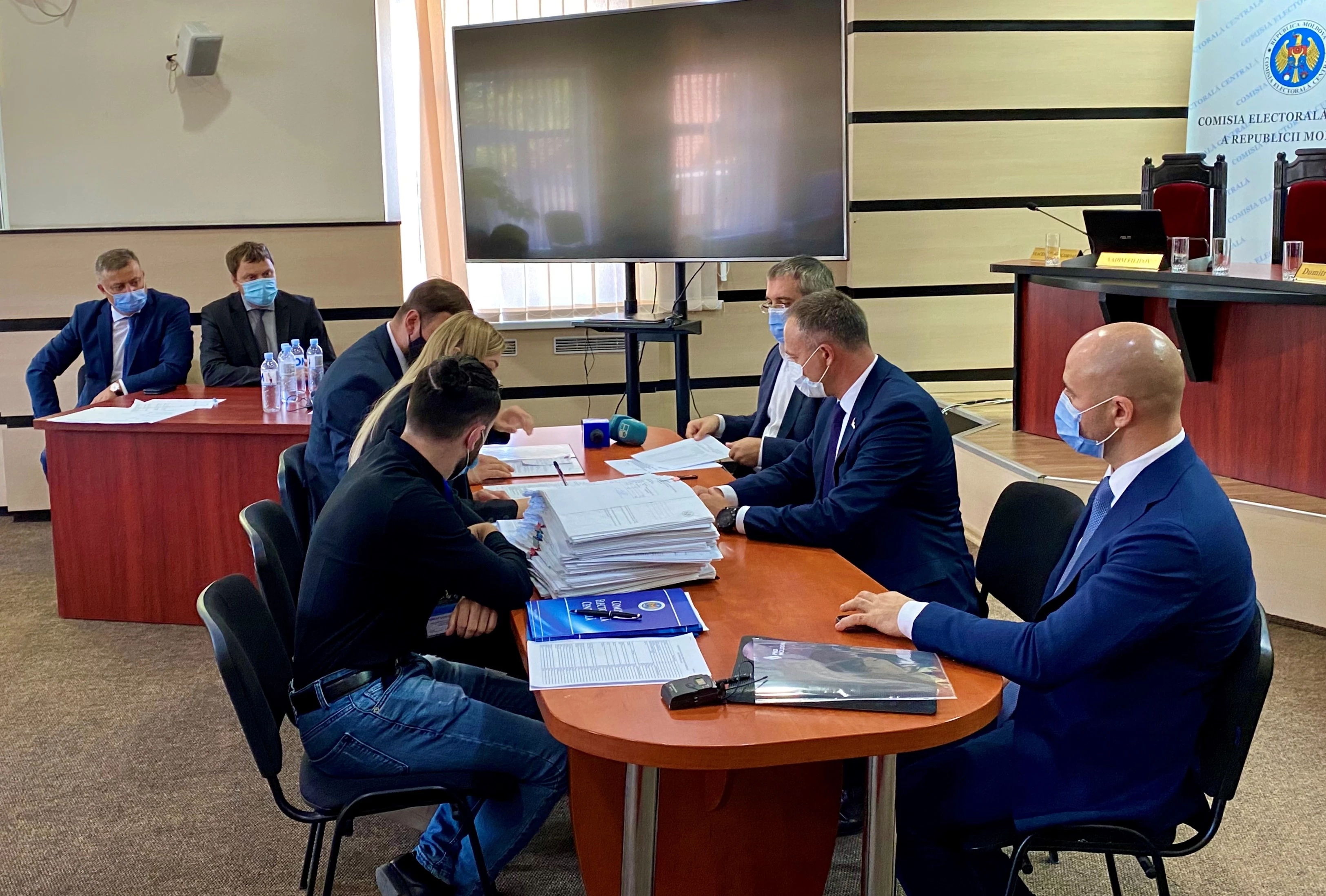 Andrian Candu, candidatul Pro Moldova la alegerile prezidențiale, a depus la CEC listele de subscripție