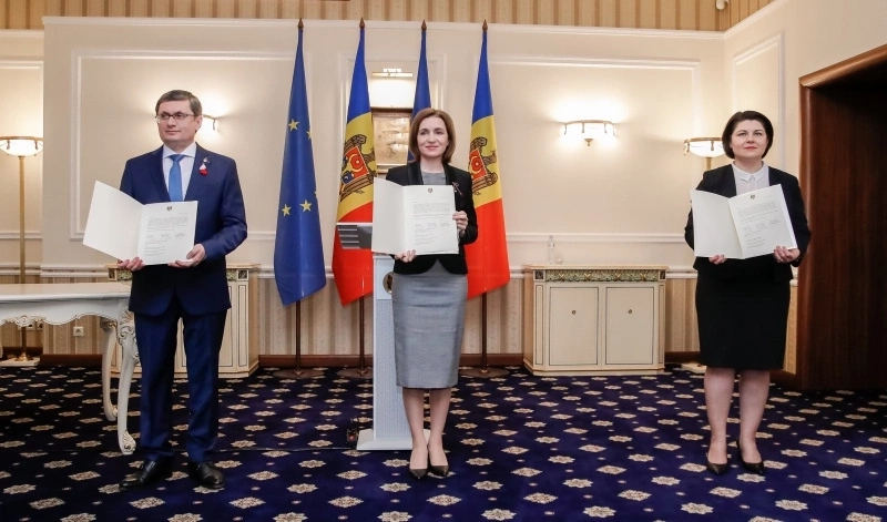 Maia Sandu, Igor Grosu și Natalia Gavrilița semnează cererea de aderare a Republicii Moldova la Uniunea Europeană