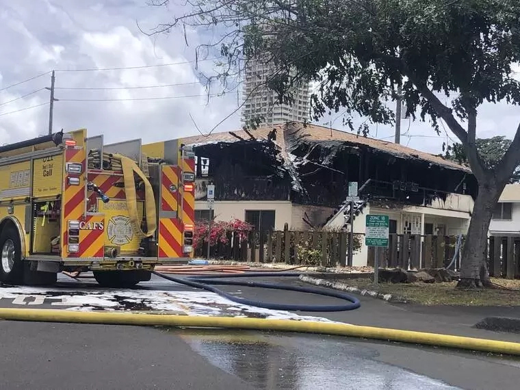 Honolulu Firefighters Extinguish Large Building Fire at Varsity Circle