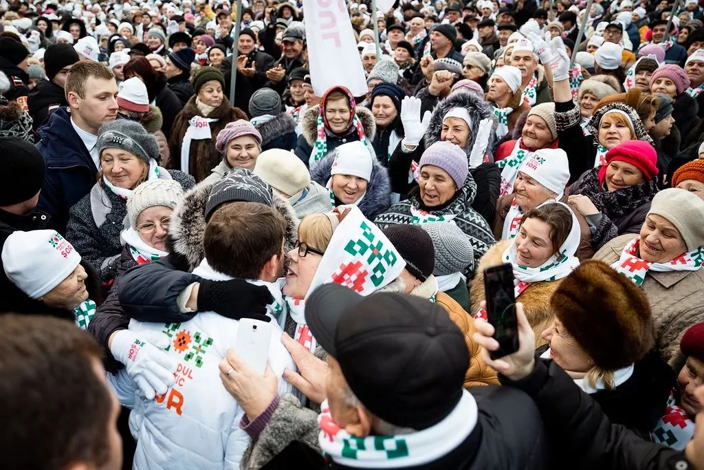 Ilan Șor a făcut o baie de mulțime după ce partidul său s-a înregistrat la alegerile parlamentare
