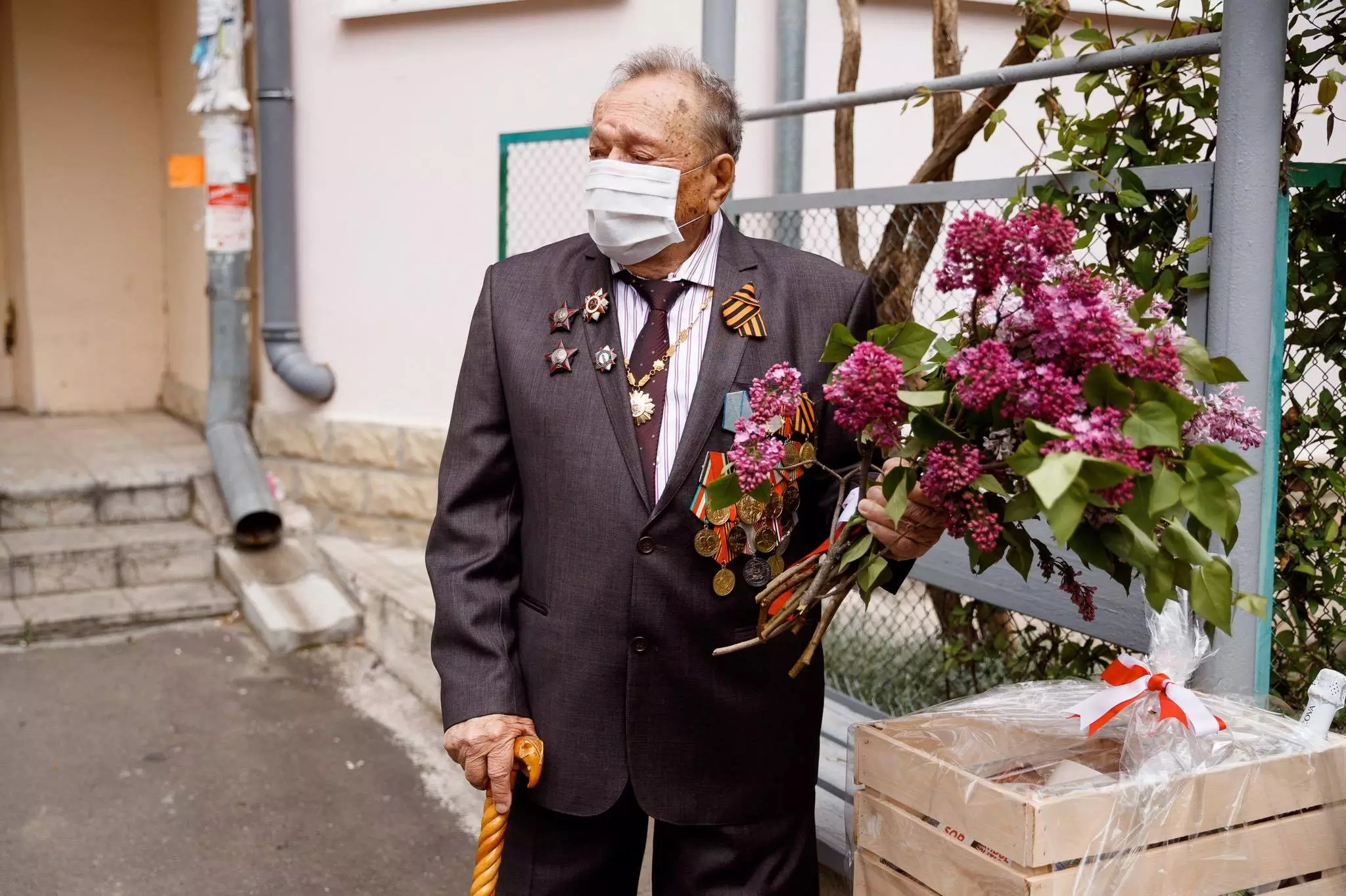 Partidul “Șor” a felicitat personal fiecare veteran cu flori, cadouri și fanfară